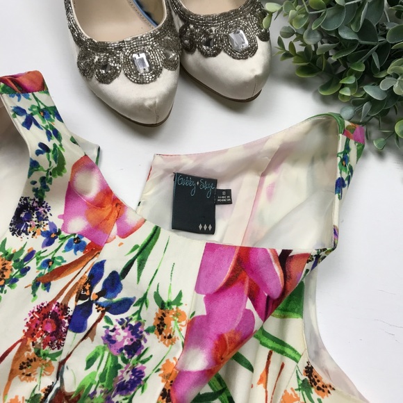 Gabby Skye | Floral Sleeveless Dress - Picture 3 of 5